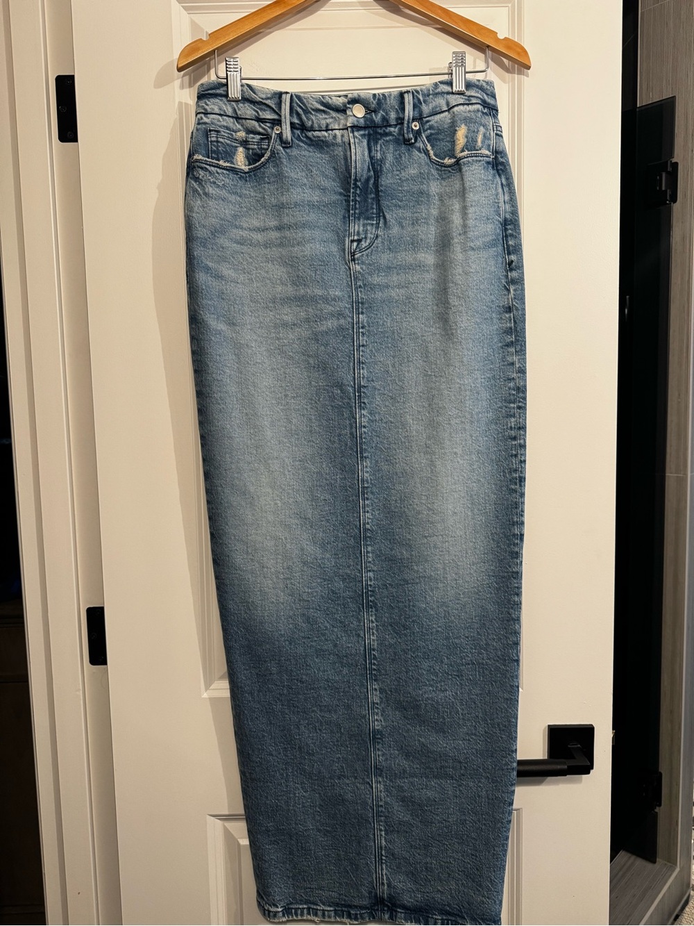 Good American Light Blue Straight Denim Skirt Back Zipper. Size 6.